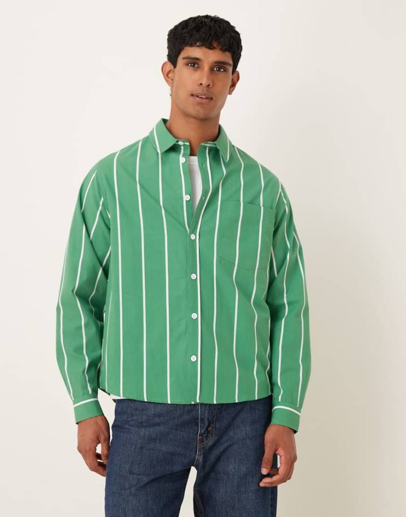 ASOS DESIGN - Gestreiftes Hemd in Grün mit lockerer Passform und eckigem Kragen von ASOS DESIGN