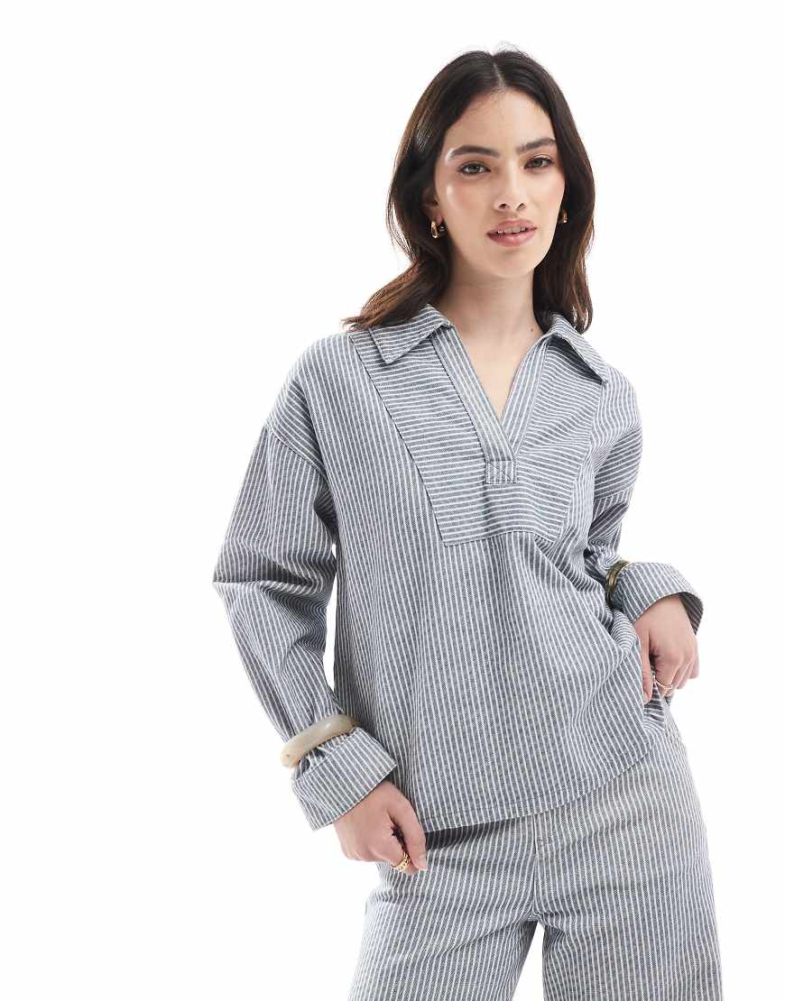 ASOS DESIGN - Gestreiftes Jeans-Oberteil in Marineblau mit Polokragen-Bunt von ASOS DESIGN