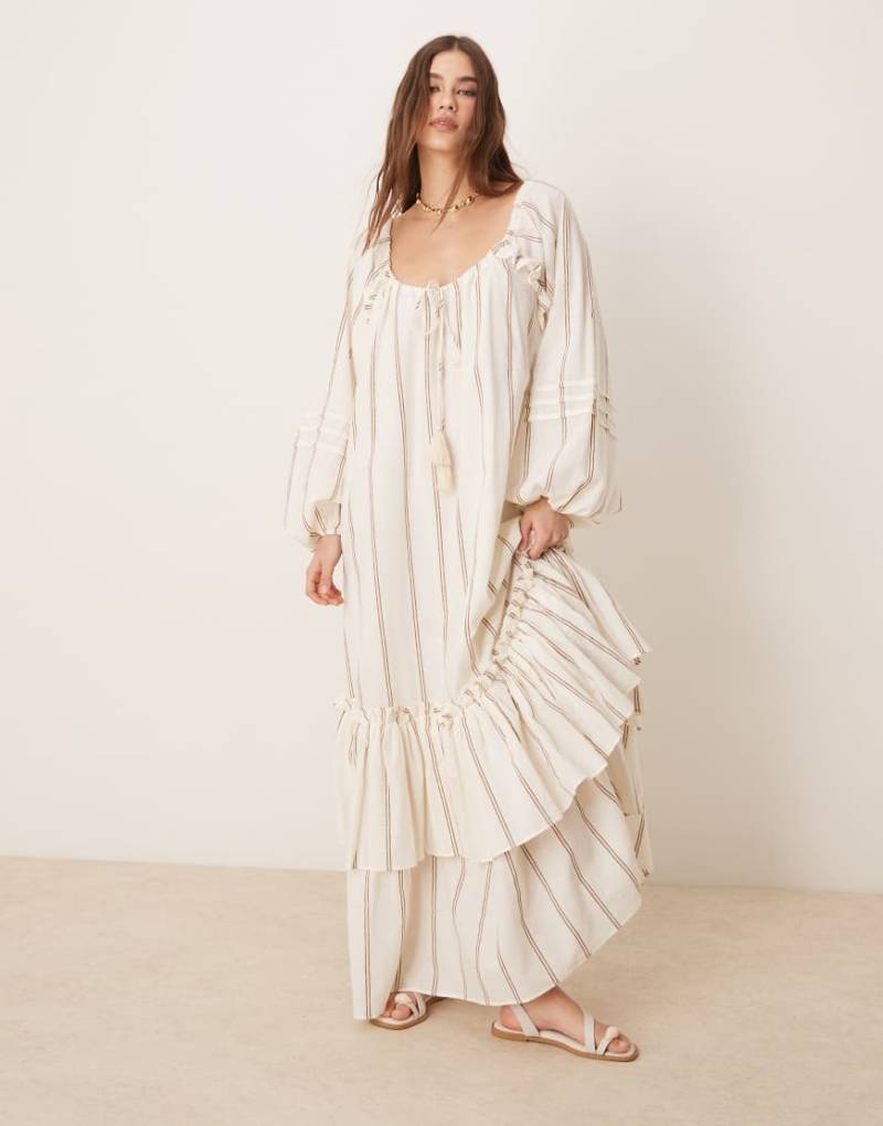 ASOS DESIGN - Gestreiftes Maxikleid mit gerafftem Tunnelausschnitt und Stufensaum-Weiß von ASOS DESIGN