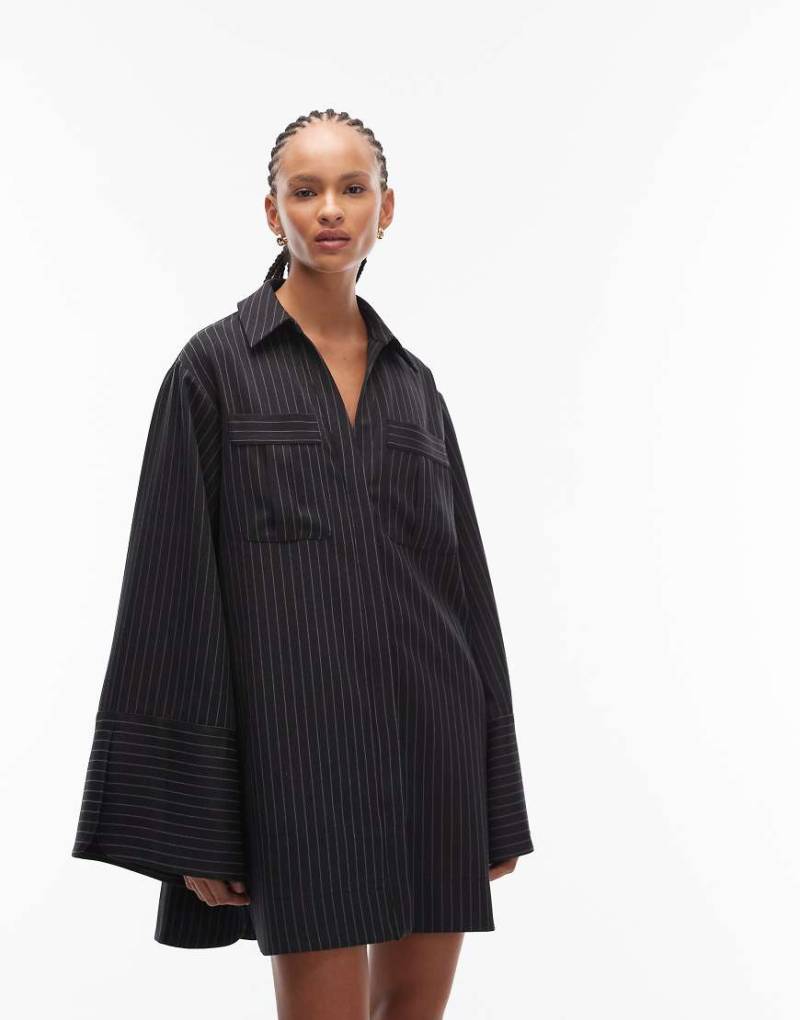 ASOS DESIGN - Gestreiftes Mini-Hemdblusenkleid in Dunkelgrau mit breiten Manschetten und Oversize-Taschen von ASOS DESIGN
