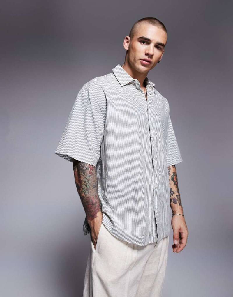 ASOS DESIGN - Gestreiftes Oversize-T-Shirt in Grau-Neutral von ASOS DESIGN