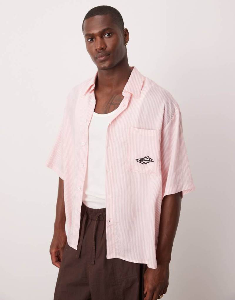 ASOS DESIGN - Gestreiftes Oversize-Hemd in Weiß mit Stickerei von ASOS DESIGN