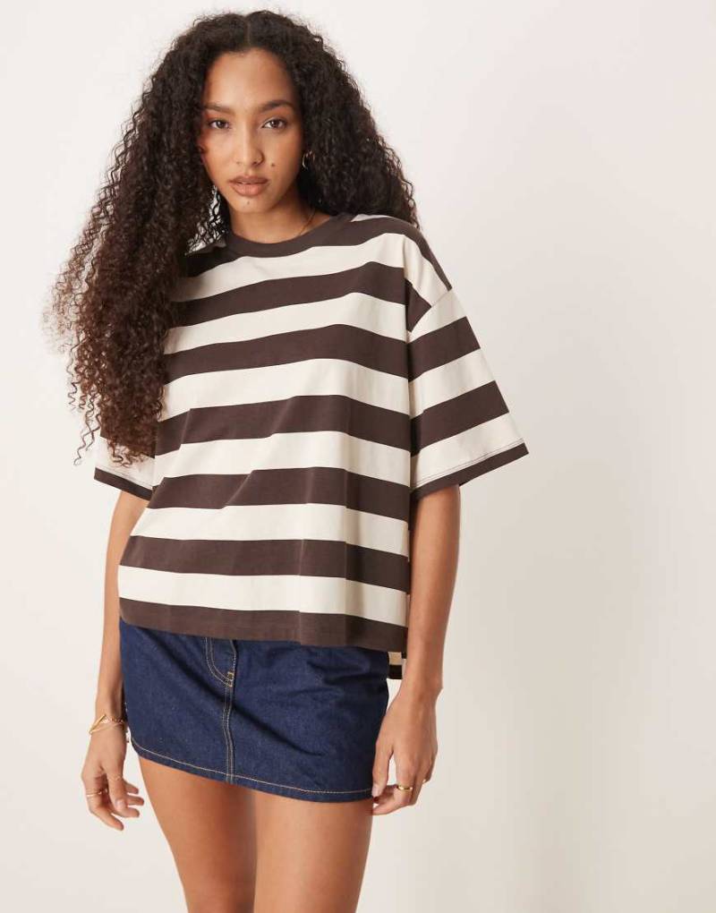 ASOS DESIGN - Gestreiftes Oversize-T-Shirt in Schokobraun und Cremeweiß mit Seitenschlitz-Bunt von ASOS DESIGN