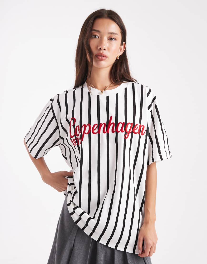 ASOS DESIGN - Gestreiftes Oversize-T-Shirt in Schwarz und Weiß mit „Copenhagen"-Stickerei von ASOS DESIGN