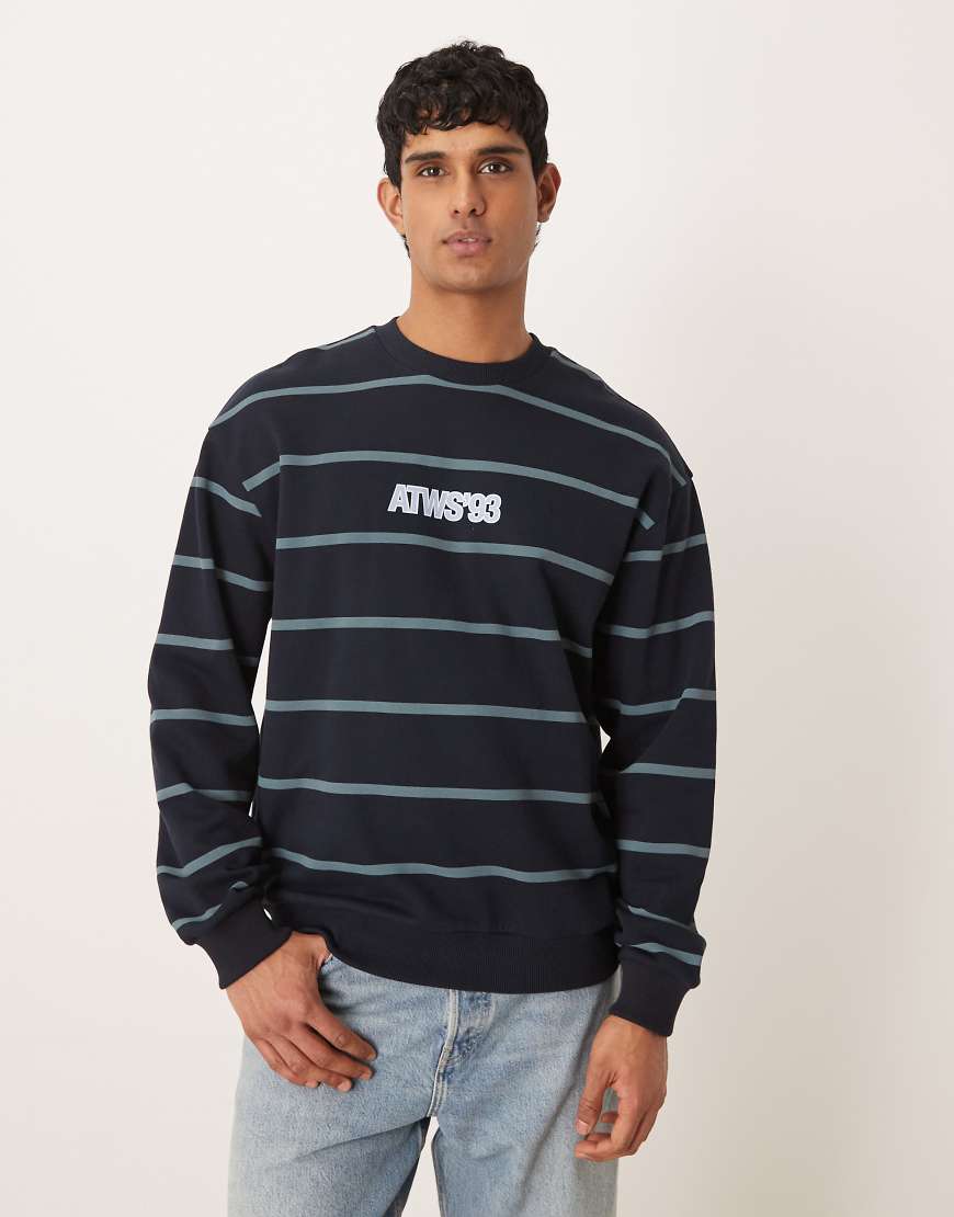 ASOS DESIGN - Gestreiftes Relaxed-Fit-Sweatshirt in Marineblau mit Rundhalsausschnitt und Textprint von ASOS DESIGN