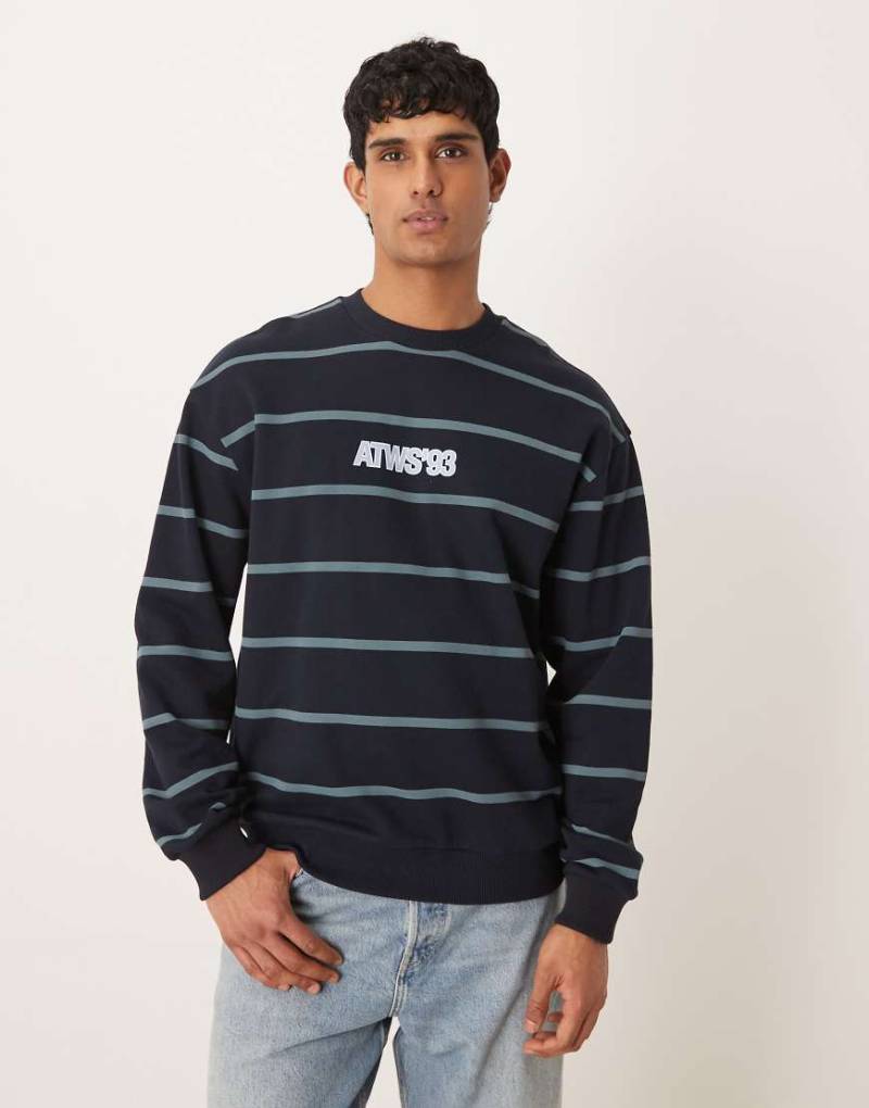 ASOS DESIGN - Gestreiftes Relaxed-Fit-Sweatshirt in Marineblau mit Rundhalsausschnitt und Textprint von ASOS DESIGN