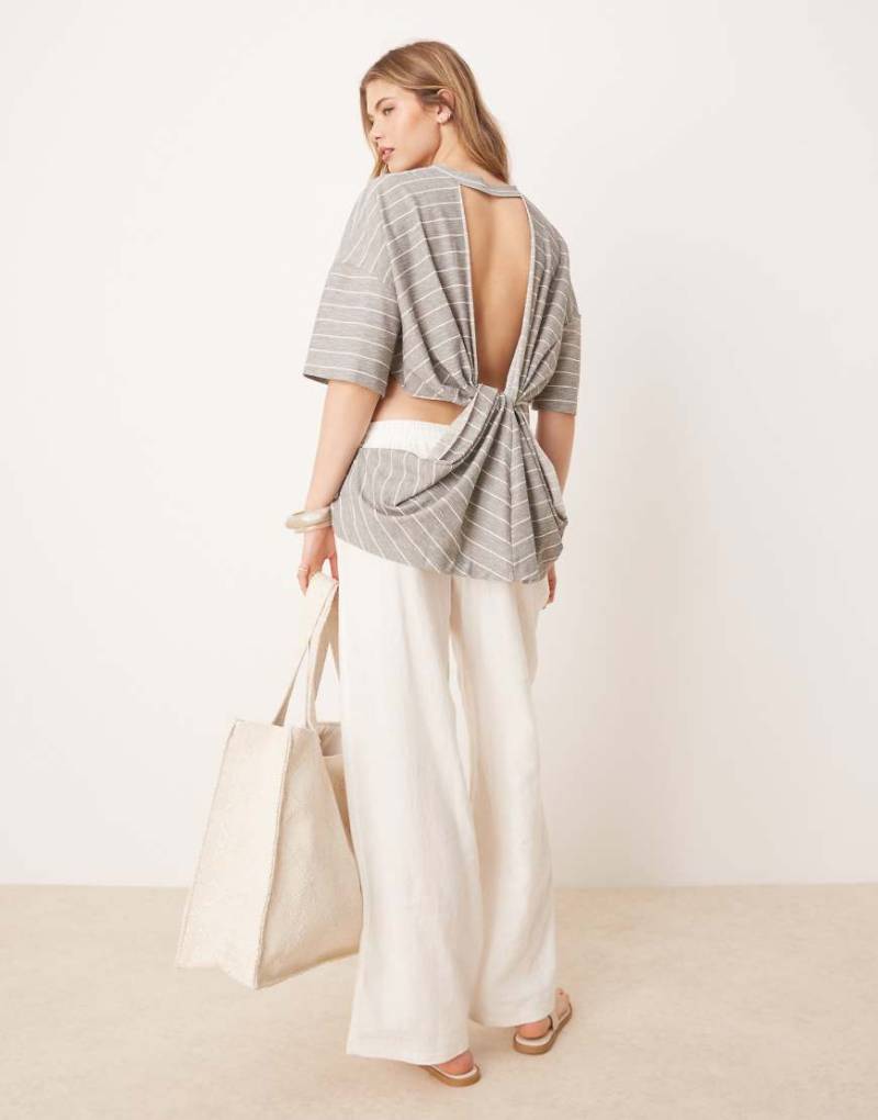 ASOS DESIGN - Gestreiftes T-Shirt in Schwarz-Weiß mit verdrehtem Detail am Rücken-Bunt von ASOS DESIGN