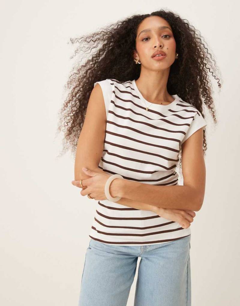 ASOS DESIGN - Gestreiftes Tanktop in Braun und Cremeweiß mit Korsett-Taille und betonter Schulter-Bunt von ASOS DESIGN