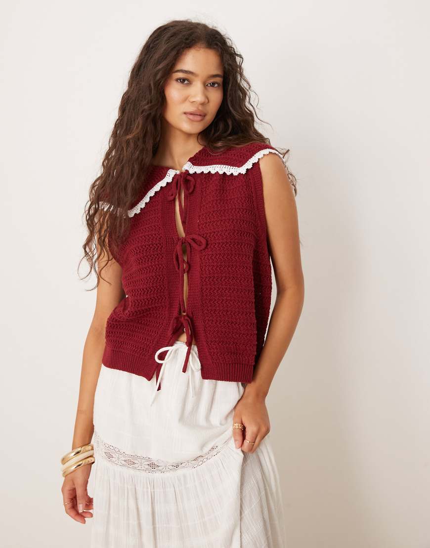 ASOS DESIGN - Gestrickte, cleane Weste in Kirschrot mit Bindeband vorn und Kragendetail ASOS DESIGN - Gestrickte, cleane Weste in Kirschrot mit Bindeband vorn und Kragendetail von ASOS DESIGN