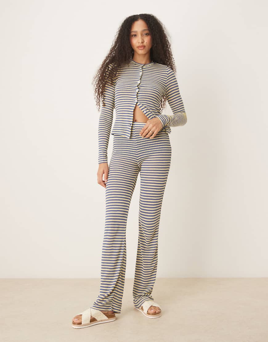 ASOS DESIGN - Gestrickte Hose mit Streifen in Blau und Gelb gestreift mit weitem Bein, Kombiteil-Bunt ASOS DESIGN - Gestrickte Hose mit Streifen in Blau und Gelb gestreift mit weitem Bein, Kombiteil-Bunt von ASOS DESIGN