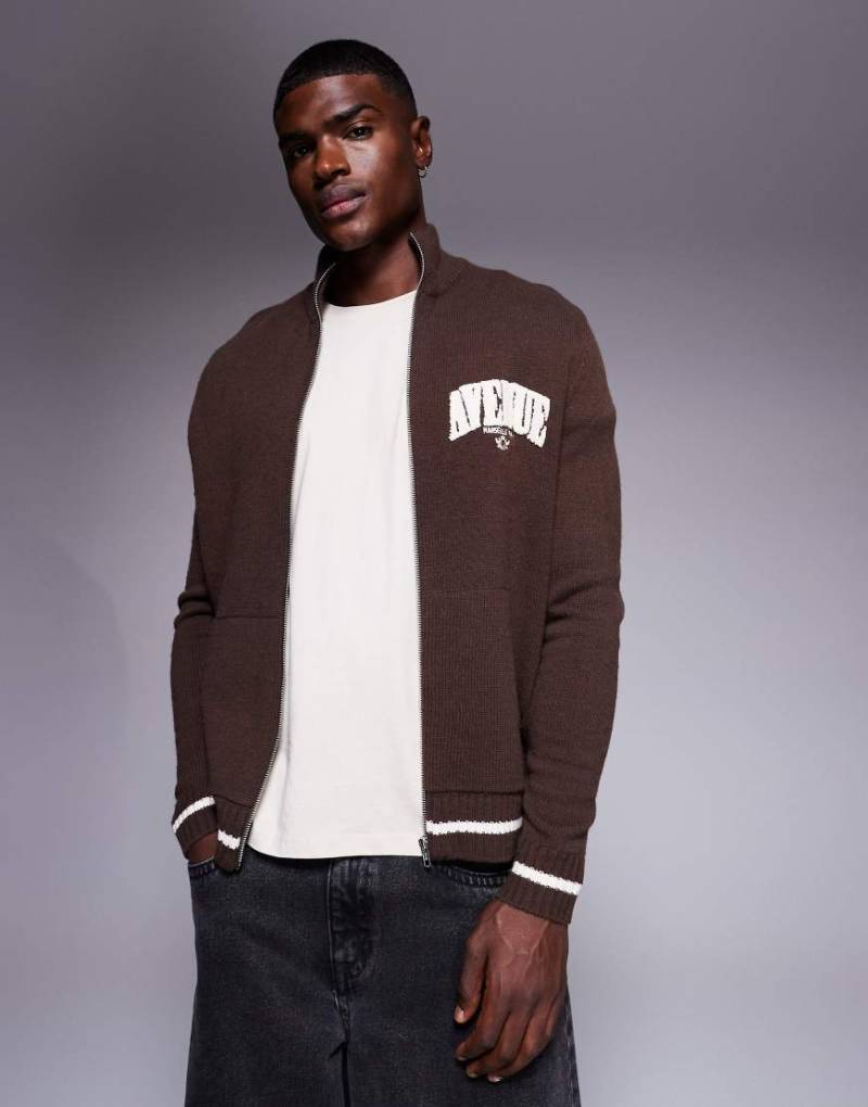 ASOS DESIGN - Gestrickte Relaxed-Fit-Trainingsjacke in Braun mit Reißverschluss und „Marseille"-Print-Brown von ASOS DESIGN