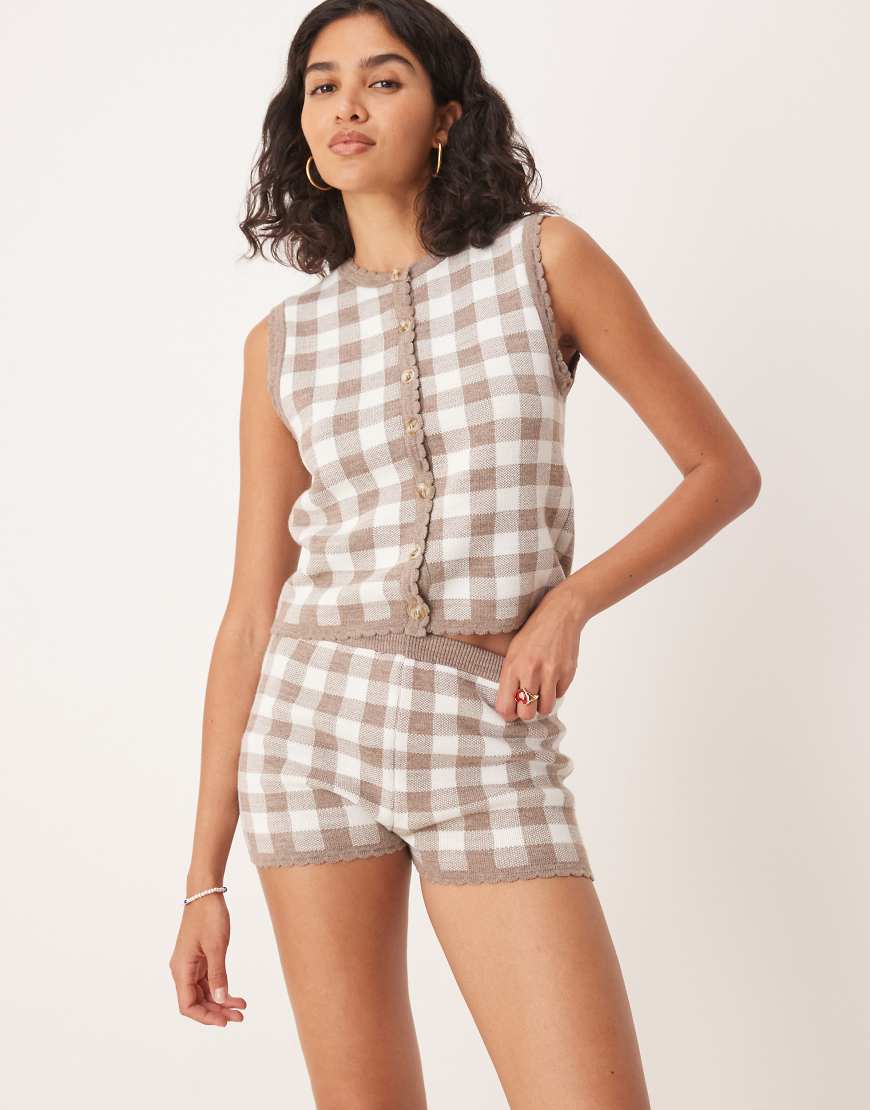 ASOS DESIGN - Gestrickte Shorts in Mokka mit Vichy-Karo und Bogenkante, Kombiteil-Braun von ASOS DESIGN