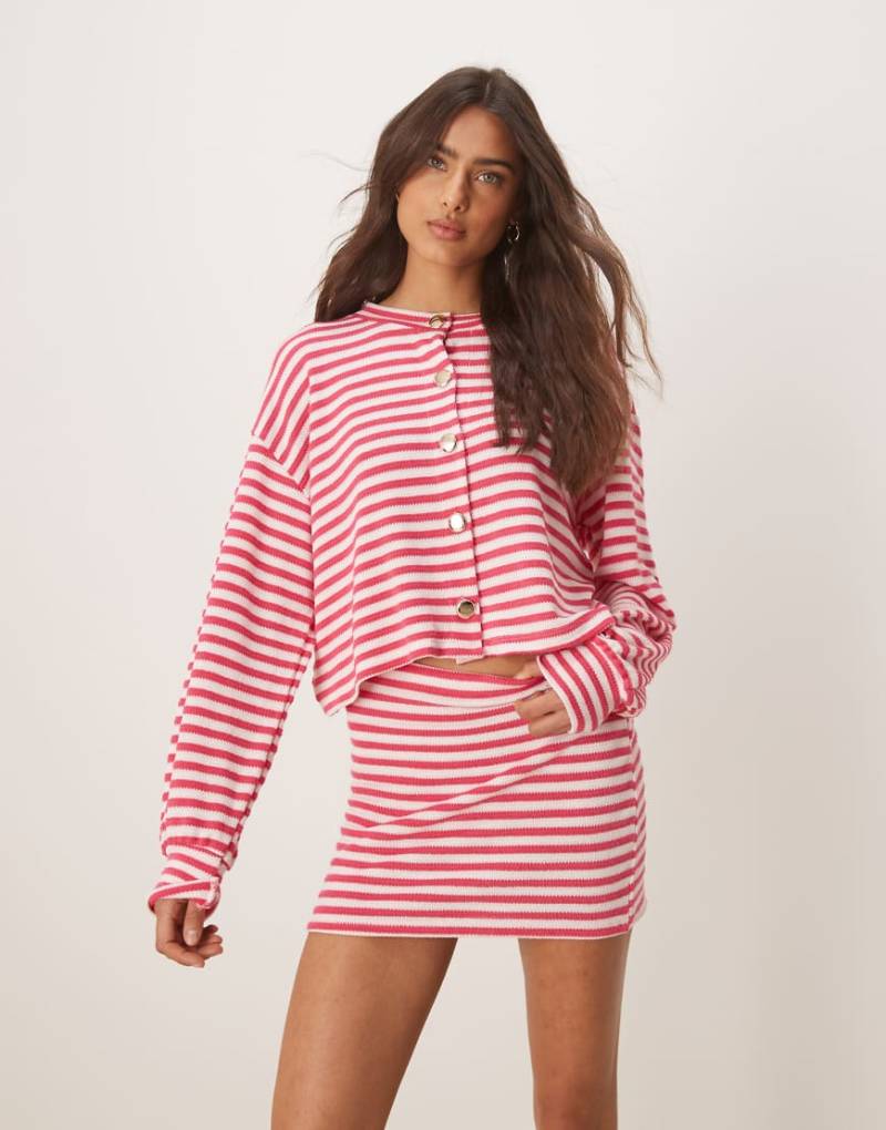 ASOS DESIGN - Gestrickter, gestreifter Minirock in dunkelrosa gestreift, Kombiteil-Bunt von ASOS DESIGN