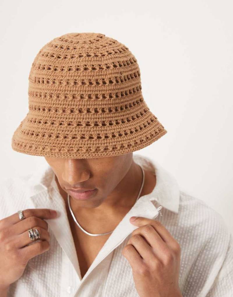 ASOS DESIGN - Gestrickter Anglerhut in Camel-Neutral von ASOS DESIGN