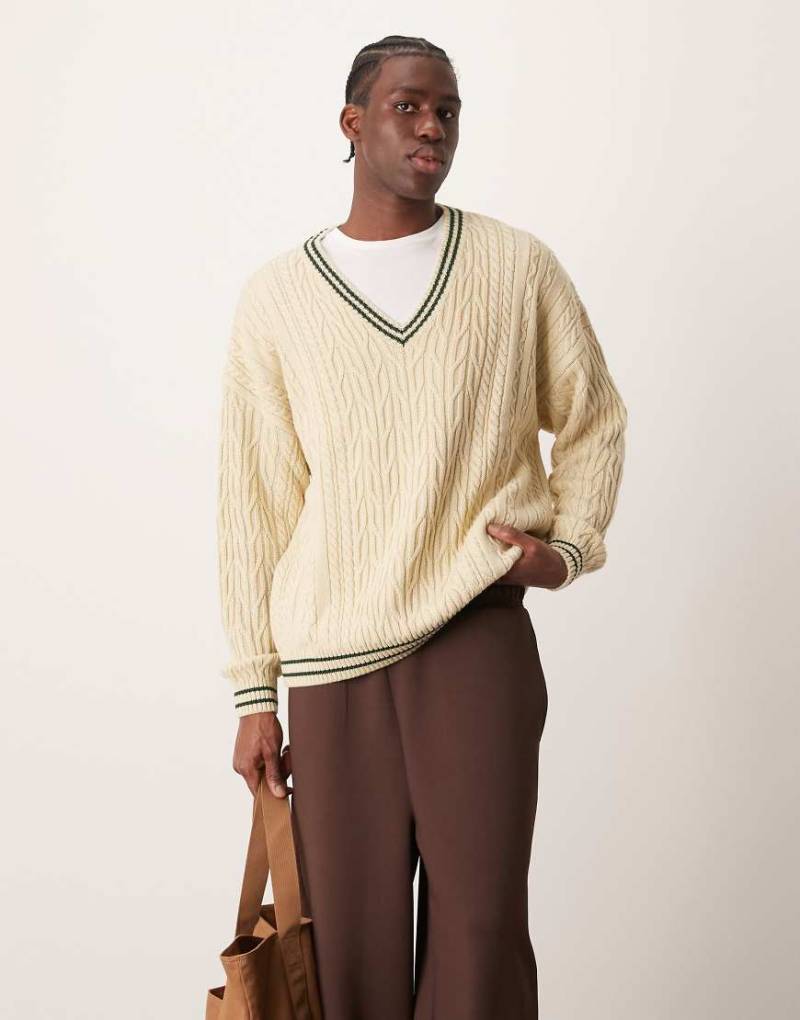 ASOS DESIGN - Oversize-Cricket-Strickpullover in Cremeweiß mit Zopfmuster und grünen Zierstreifen-Neutral von ASOS DESIGN