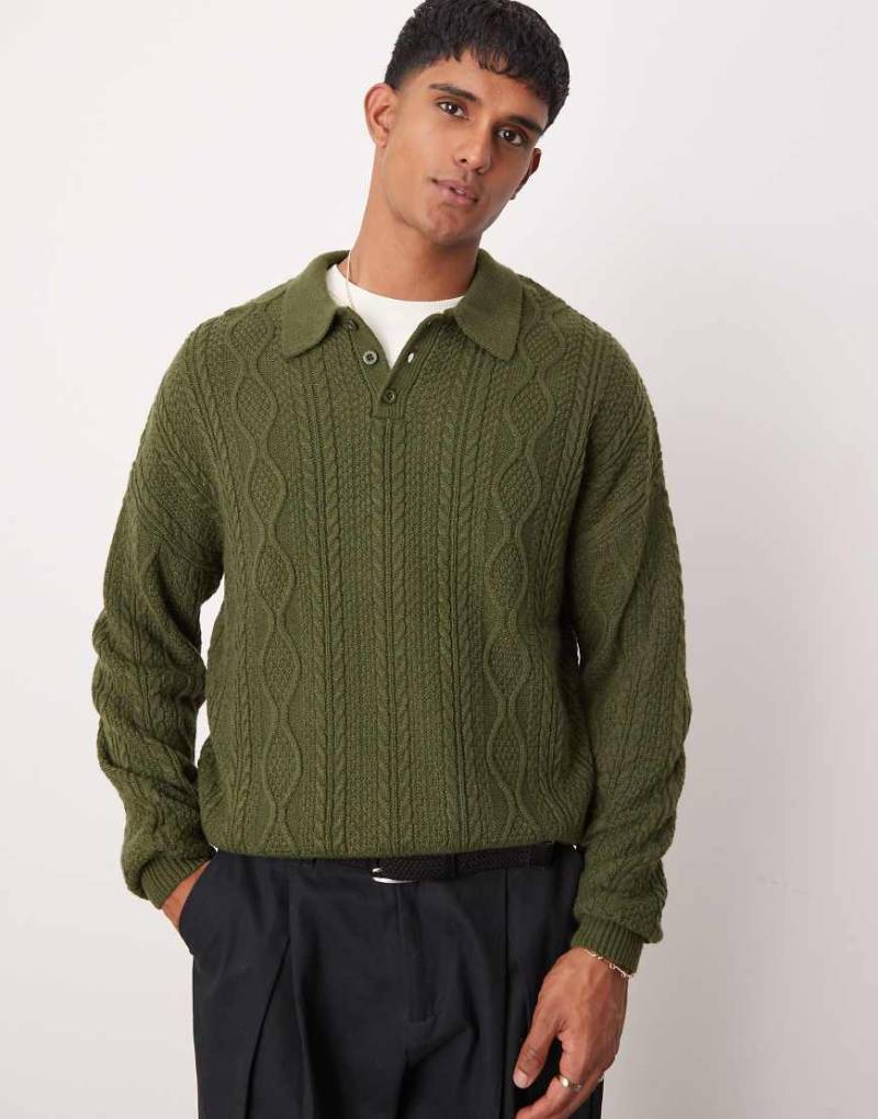 ASOS DESIGN - Strickpullover in Khaki mit Polokragen, Zopfmuster und lockerem Schnitt-Grün von ASOS DESIGN