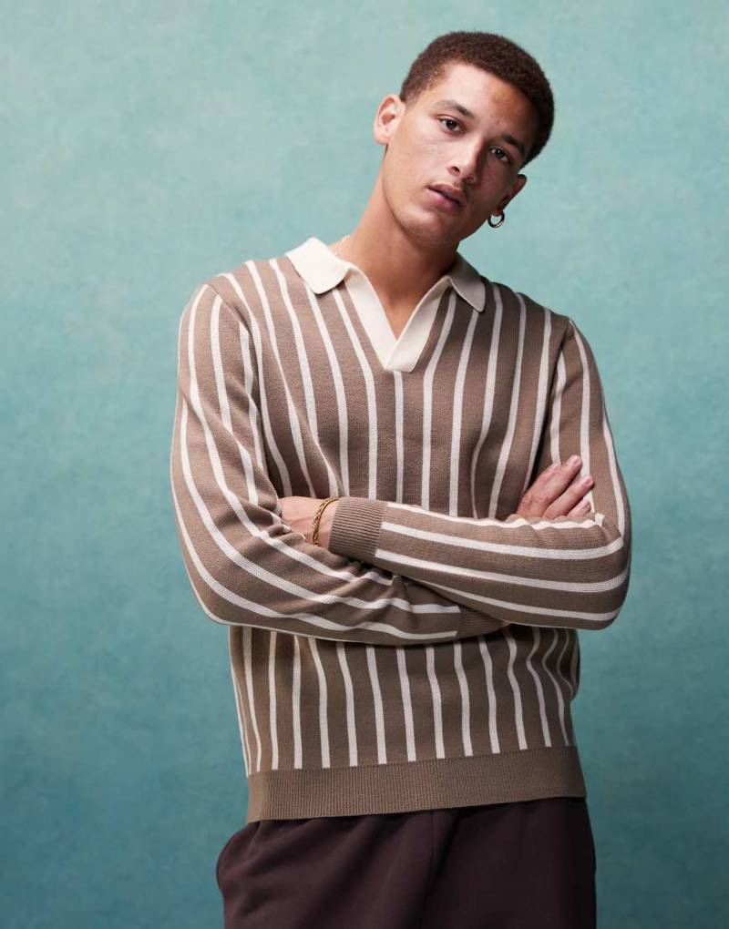 ASOS DESIGN - Gestrickter Polo-Pullover in gestreiftem Braun von ASOS DESIGN