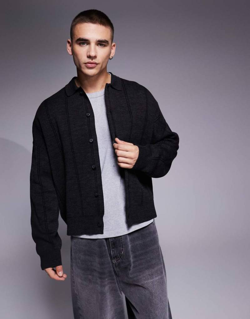 ASOS DESIGN - Gestrickter Polo-Pullover in meliertem Anthrazit mit Streifen und kastigem Oversize-Schnitt-Grau von ASOS DESIGN