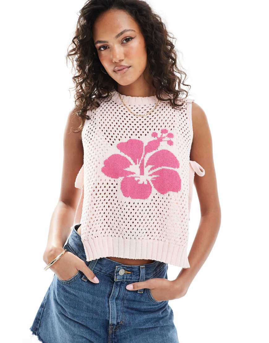 ASOS DESIGN - Gestrickter Pullunder in Rosa mit Rundhalsausschnitt und Hibiskusblüte von ASOS DESIGN
