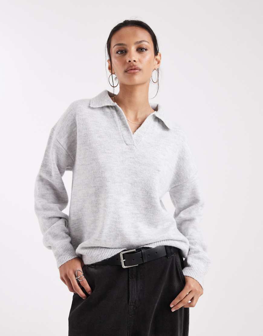 ASOS DESIGN - Gestricktes, flauschiges Polo-Oberteil in meliertem Grau von ASOS DESIGN