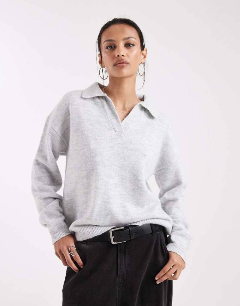 ASOS DESIGN - Gestricktes, flauschiges Polo-Oberteil in meliertem Grau von ASOS DESIGN