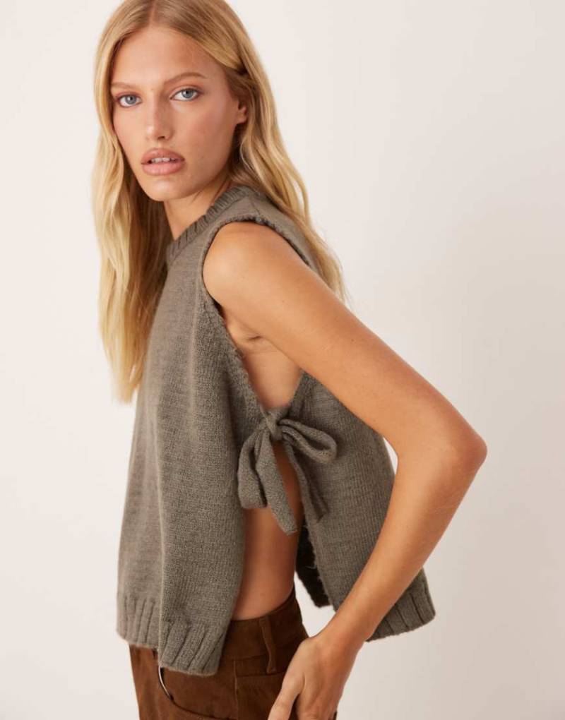 ASOS DESIGN - Gestricktes, flauschiges T-Shirt im Überwurf-Stil in Grau mit Rundhalsausschnitt und gebundenen Seiten von ASOS DESIGN