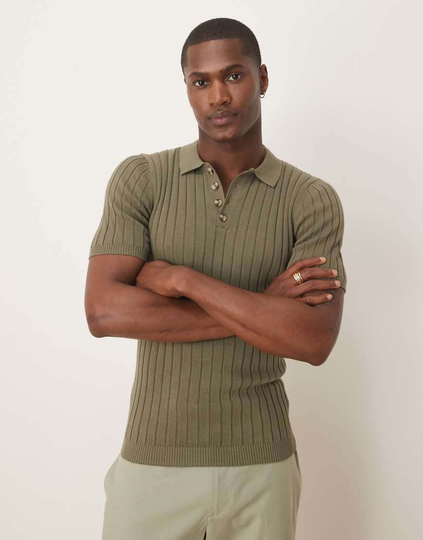 ASOS DESIGN - Körperbetontes Poloshirt aus Rippstrick in Khaki-Grün ASOS DESIGN - Körperbetontes Poloshirt aus Rippstrick in Khaki-Grün von ASOS DESIGN