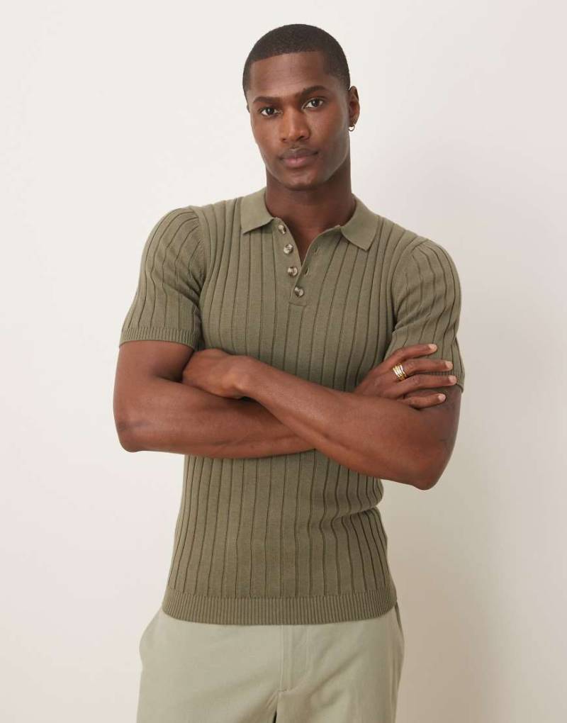 ASOS DESIGN - Körperbetontes Poloshirt aus Rippstrick in Khaki-Grün von ASOS DESIGN