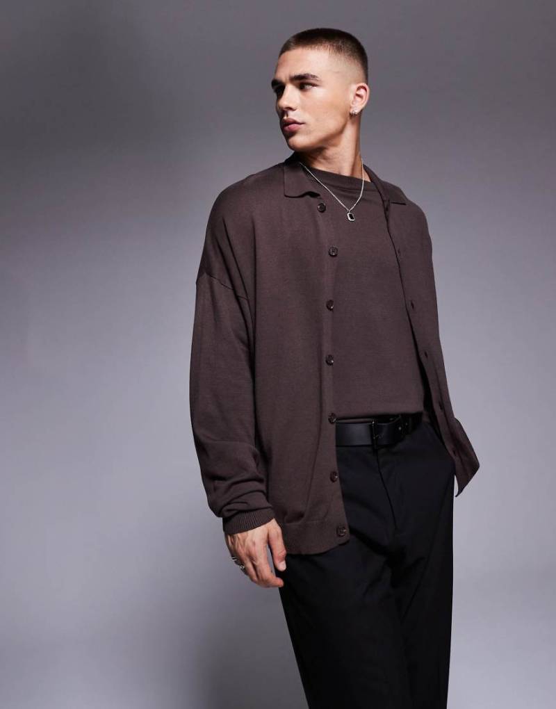 ASOS DESIGN - Gestricktes, langärmliges Polohemd in Braun mit Knopfleiste und lockerem Schnitt, Kombiteil von ASOS DESIGN