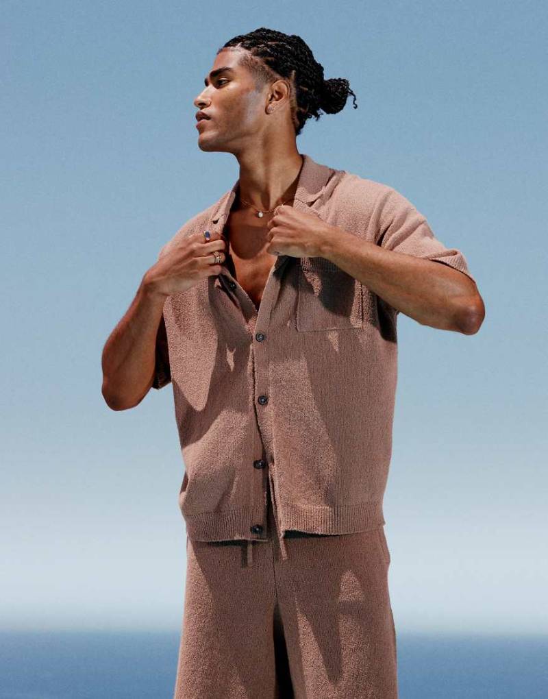 ASOS DESIGN - Gestricktes, strukturiertes Oversize-Hemd in Braun mit Knopfleiste, Kombiteil von ASOS DESIGN