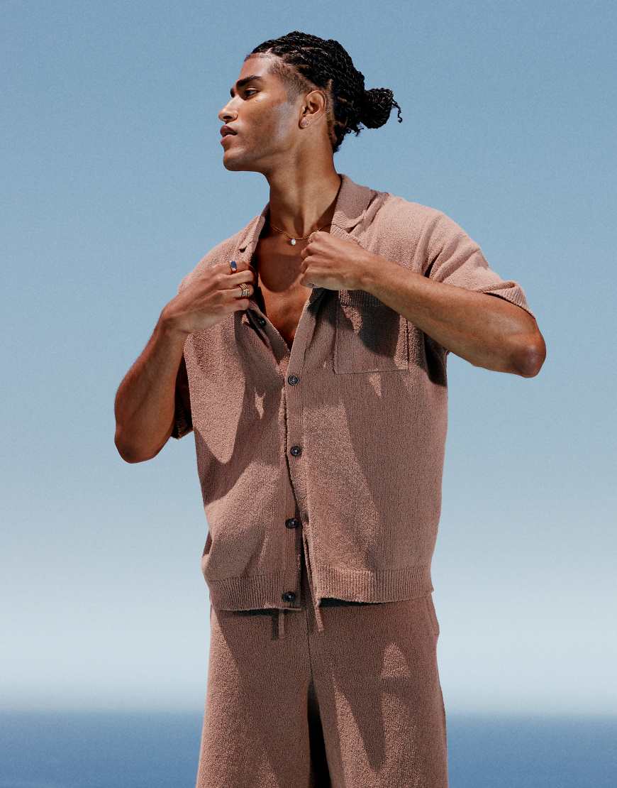 ASOS DESIGN - Gestricktes, strukturiertes Oversize-Hemd in Braun mit Knopfleiste, Kombiteil von ASOS DESIGN