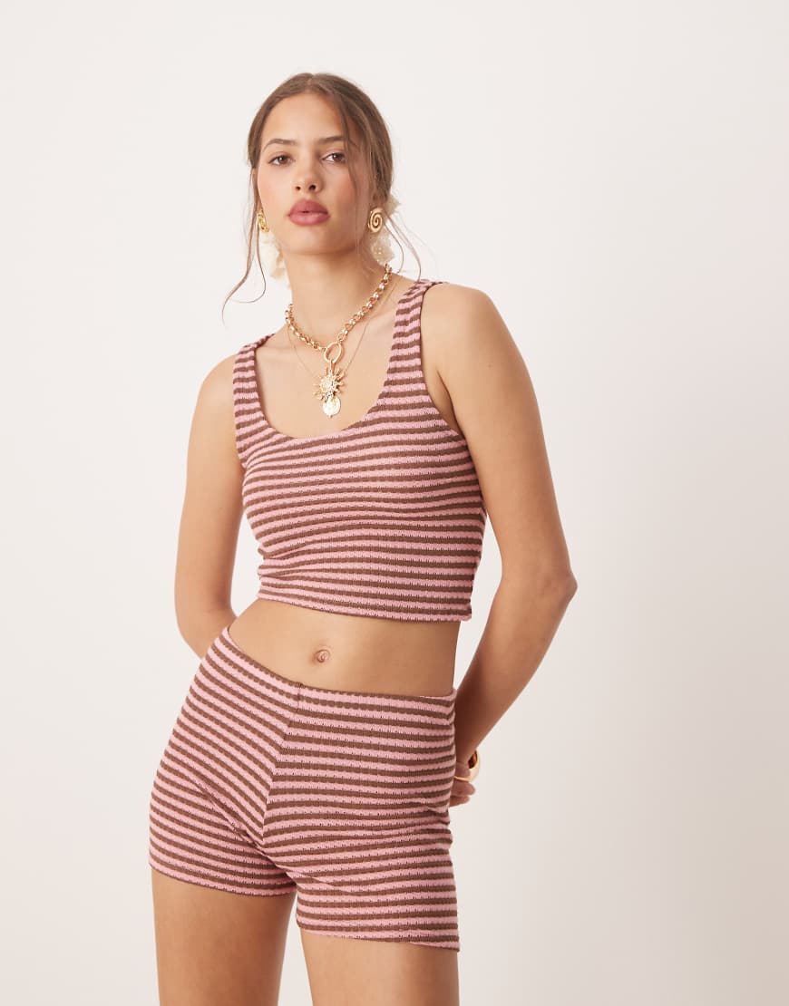 ASOS DESIGN - Gestricktes Cropped-Camisole-Top in Rosa und Braun gestreift, Kombiteil-Bunt ASOS DESIGN - Gestricktes Cropped-Camisole-Top in Rosa und Braun gestreift, Kombiteil-Bunt von ASOS DESIGN