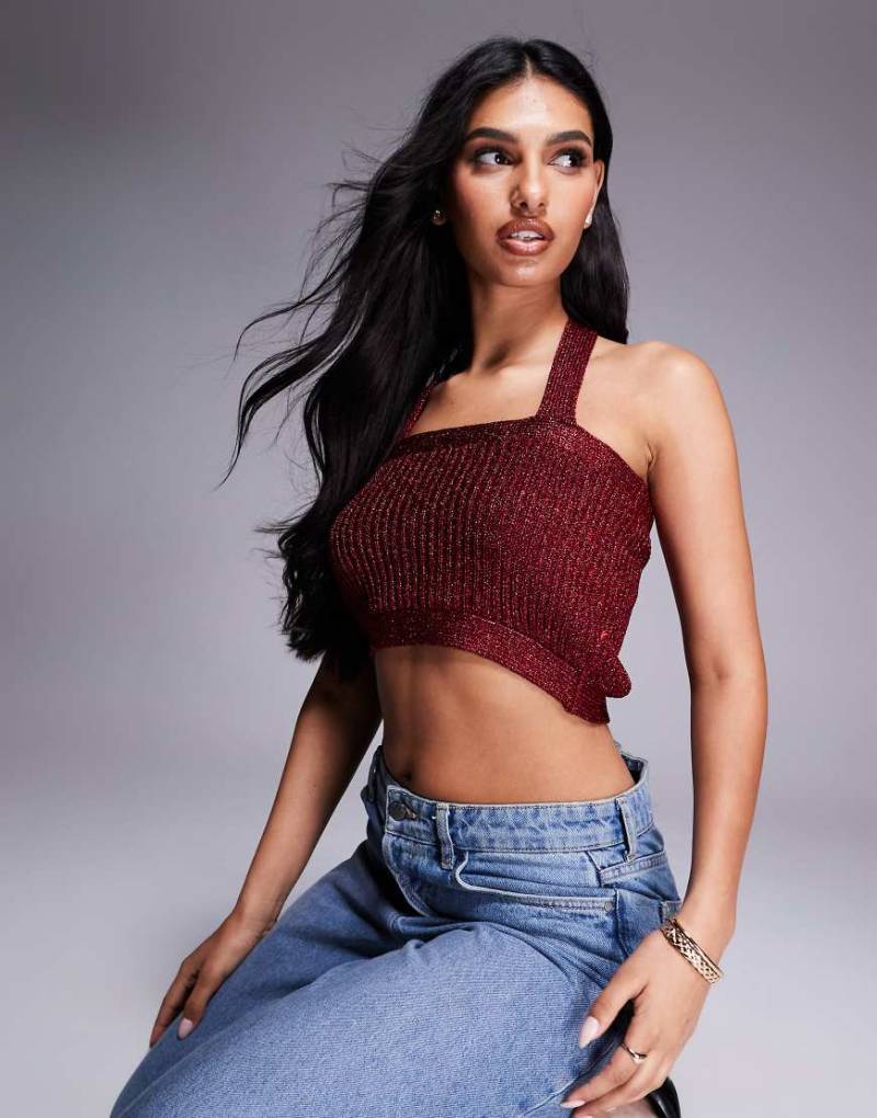 ASOS DESIGN - Gestricktes Cropped Neckholder-Oberteil aus Metallic-Garn in Burgunderrot von ASOS DESIGN