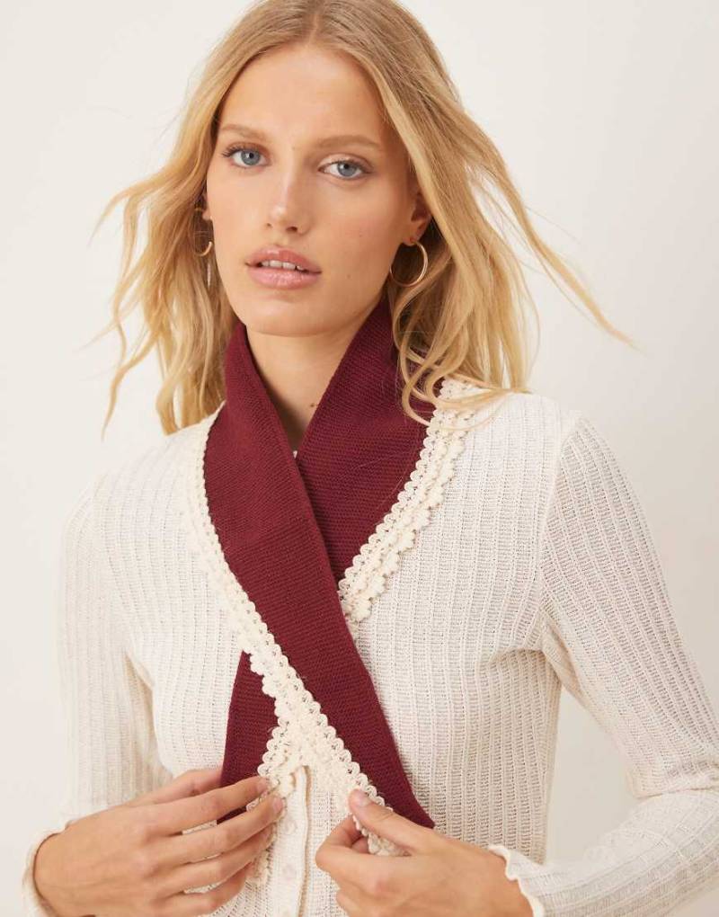 ASOS DESIGN - Gestricktes Halstuch in Burgunderrot mit Häkelspitze von ASOS DESIGN