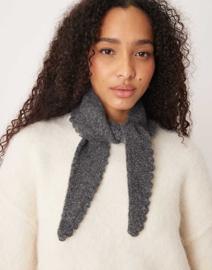 ASOS DESIGN - Gestricktes Halstuch in Grau mit Bogenkante ASOS DESIGN - Gestricktes Halstuch in Grau mit Bogenkante von ASOS DESIGN