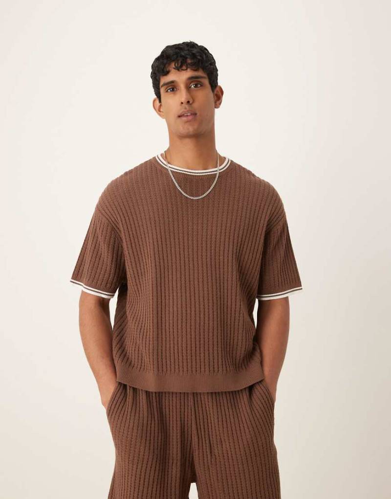 ASOS DESIGN - Gestricktes Oversize-T-Shirt in Braun mit cremefarbener Paspelierung von ASOS DESIGN