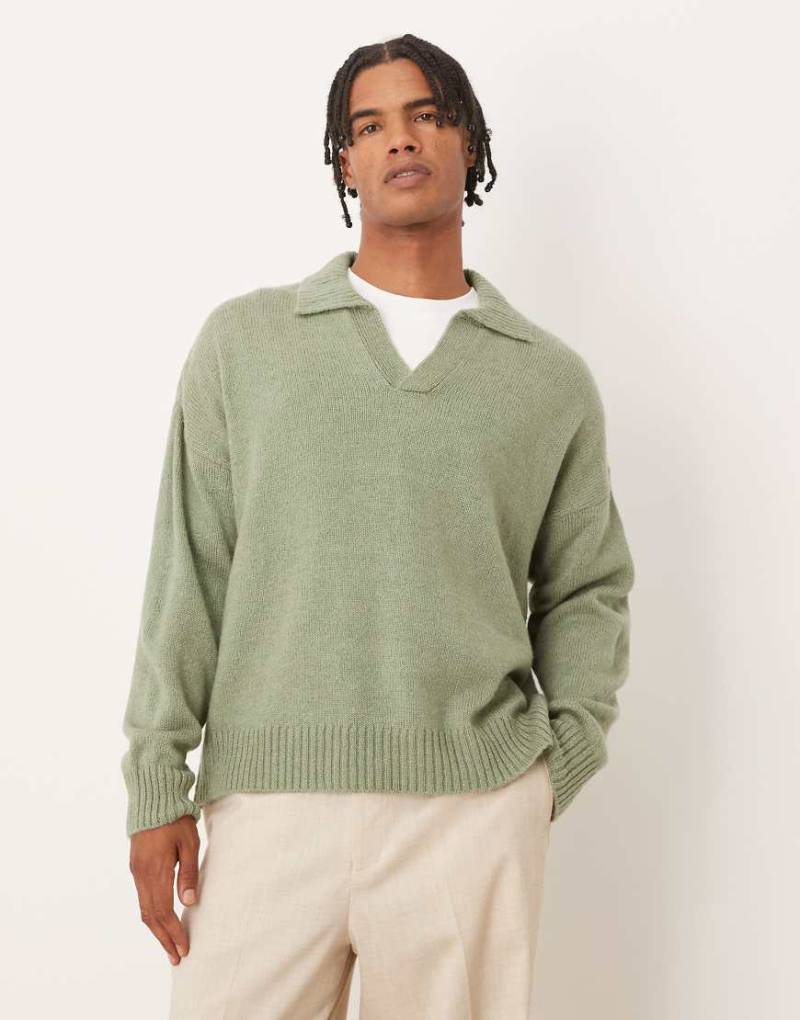 ASOS DESIGN - Gestricktes Super-Oversize-Polohemd in Boxy-Passform in meliertem Salbeigrün mit eingekerbtem Ausschnitt von ASOS DESIGN