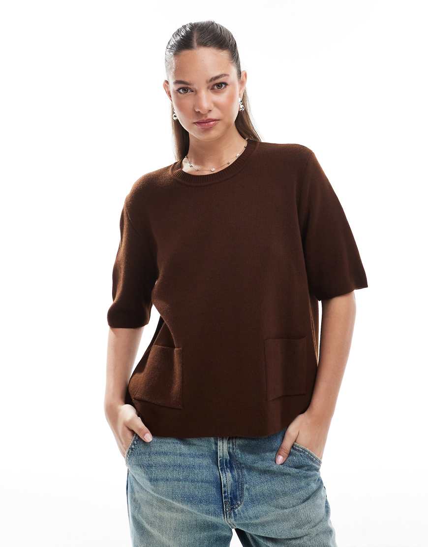 ASOS DESIGN - Gestricktes T-Shirt in Braun mit aufgesetzten Taschen von ASOS DESIGN