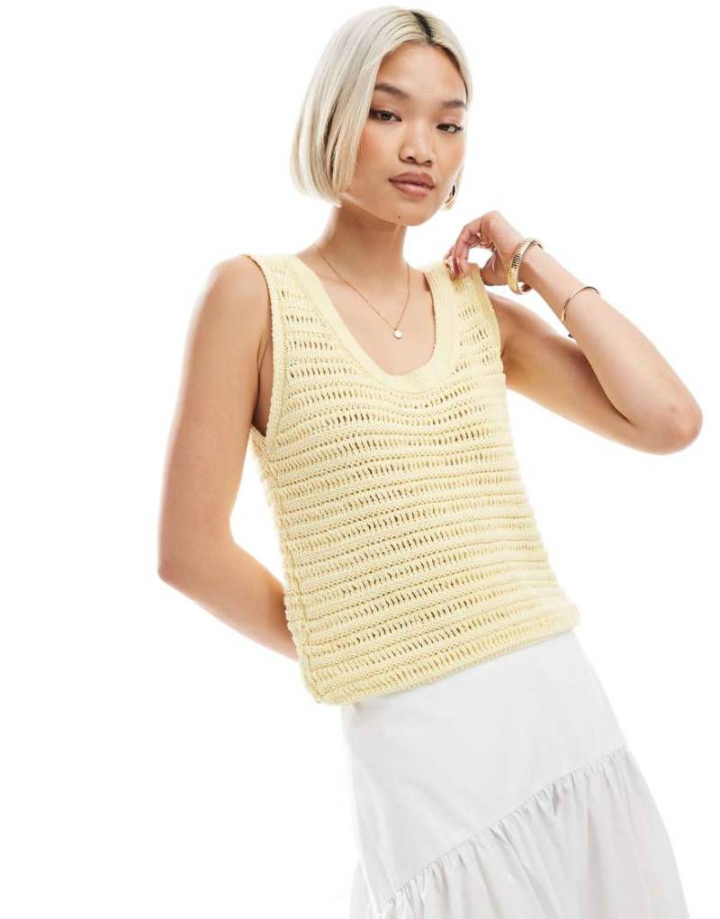ASOS DESIGN - Gestricktes Tanktop in buttermilchgelber Häkeloptik mit U-Ausschnitt von ASOS DESIGN