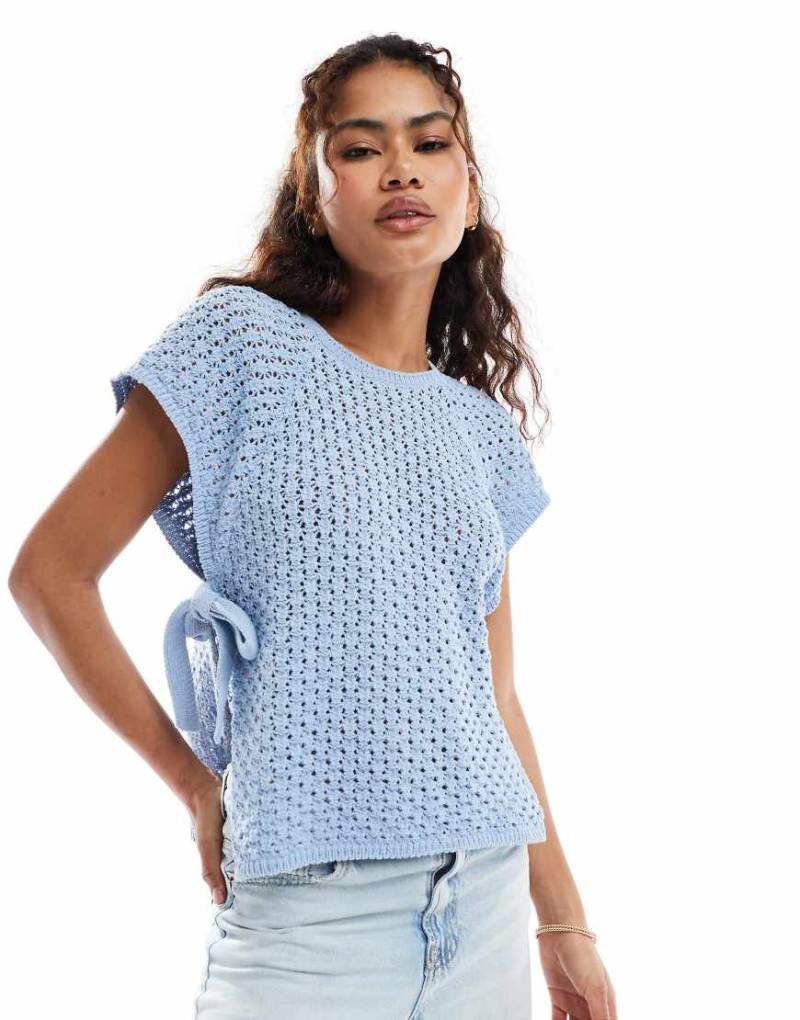 ASOS DESIGN - Gestricktes Tunika-Oberteil in Hellblau mit Rundhalsausschnitt und gebundenen Seiten von ASOS DESIGN