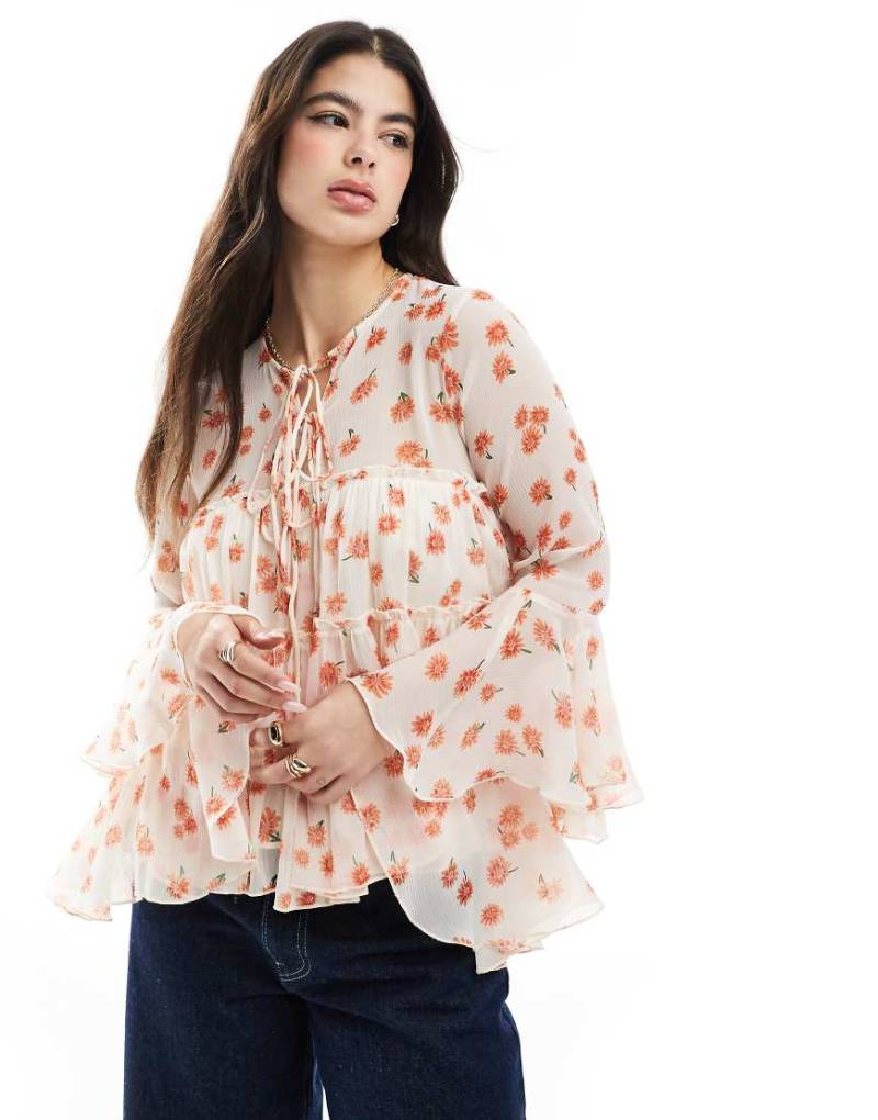 ASOS DESIGN - Gestufte Bluse mit gebundener Vorderseite, Rüschen-Manschetten und Blumenmuster-Bunt von ASOS DESIGN