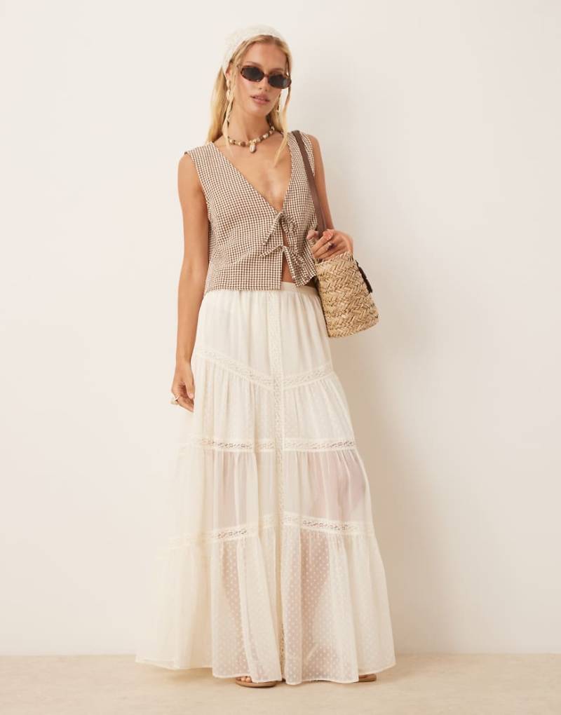 ASOS DESIGN - Gestufter Boho-Maxirock in Cremeweiß mit Spitzeneinsatz von ASOS DESIGN