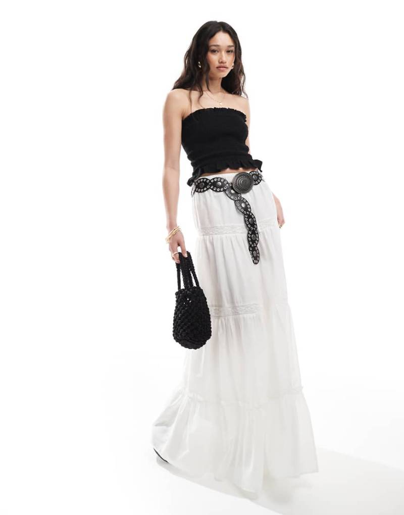 ASOS DESIGN - Gestufter Boho-Maxirock in Weiß mit Spitzeneinsatz von ASOS DESIGN