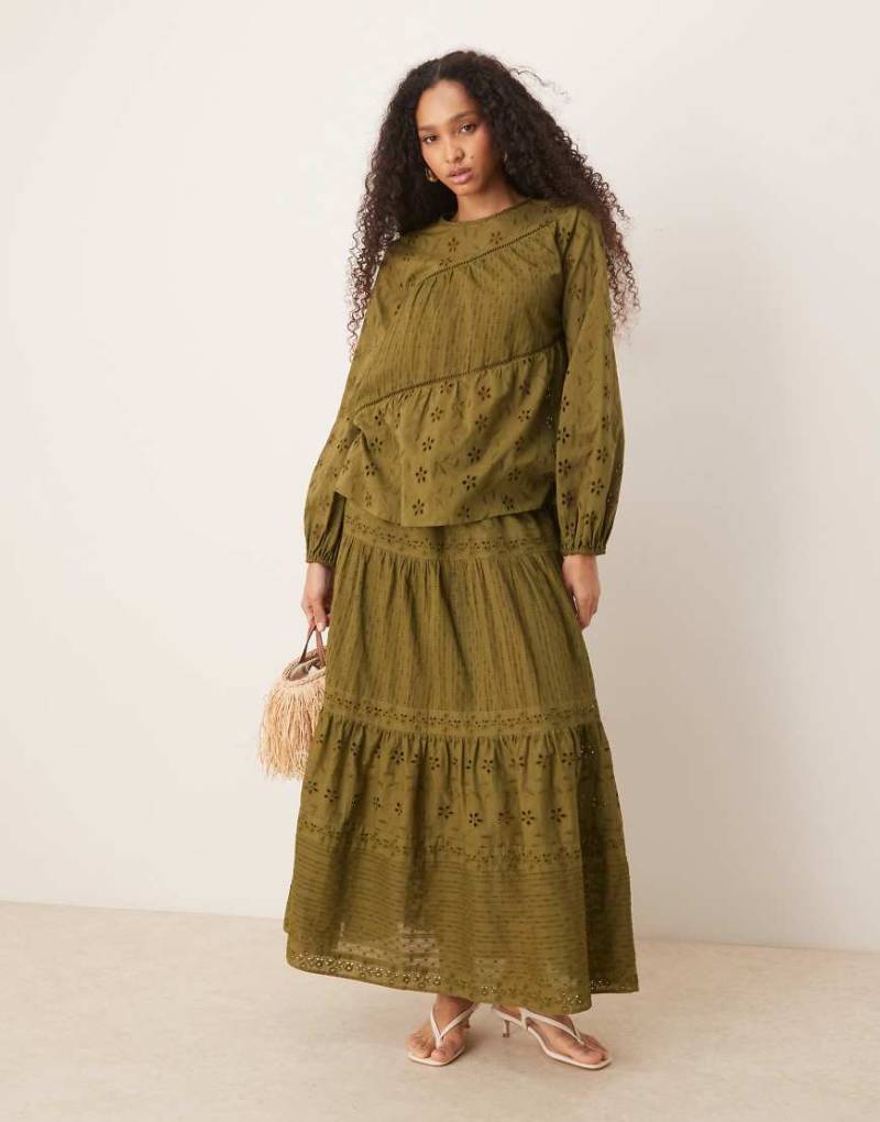 ASOS DESIGN - Gestufter Maxirock in Khaki mit Lochmuster und Spitze-Grün von ASOS DESIGN