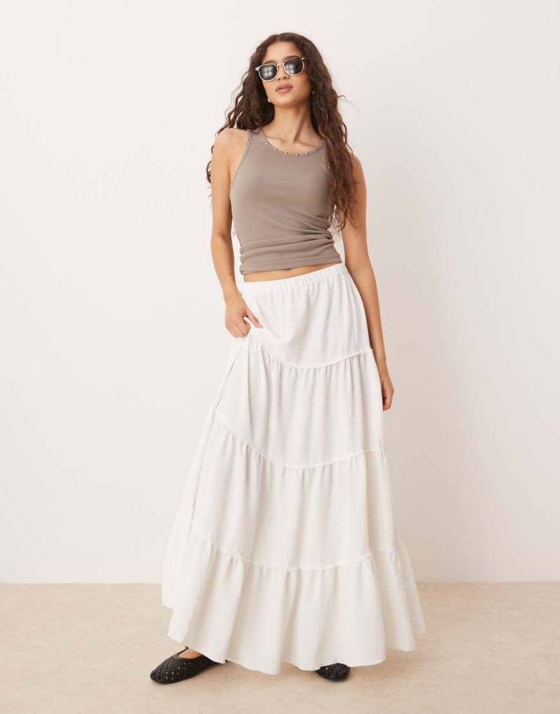 ASOS DESIGN - Gestufter Maxirock in Weiß mit Rüschendetail, Kombiteil von ASOS DESIGN