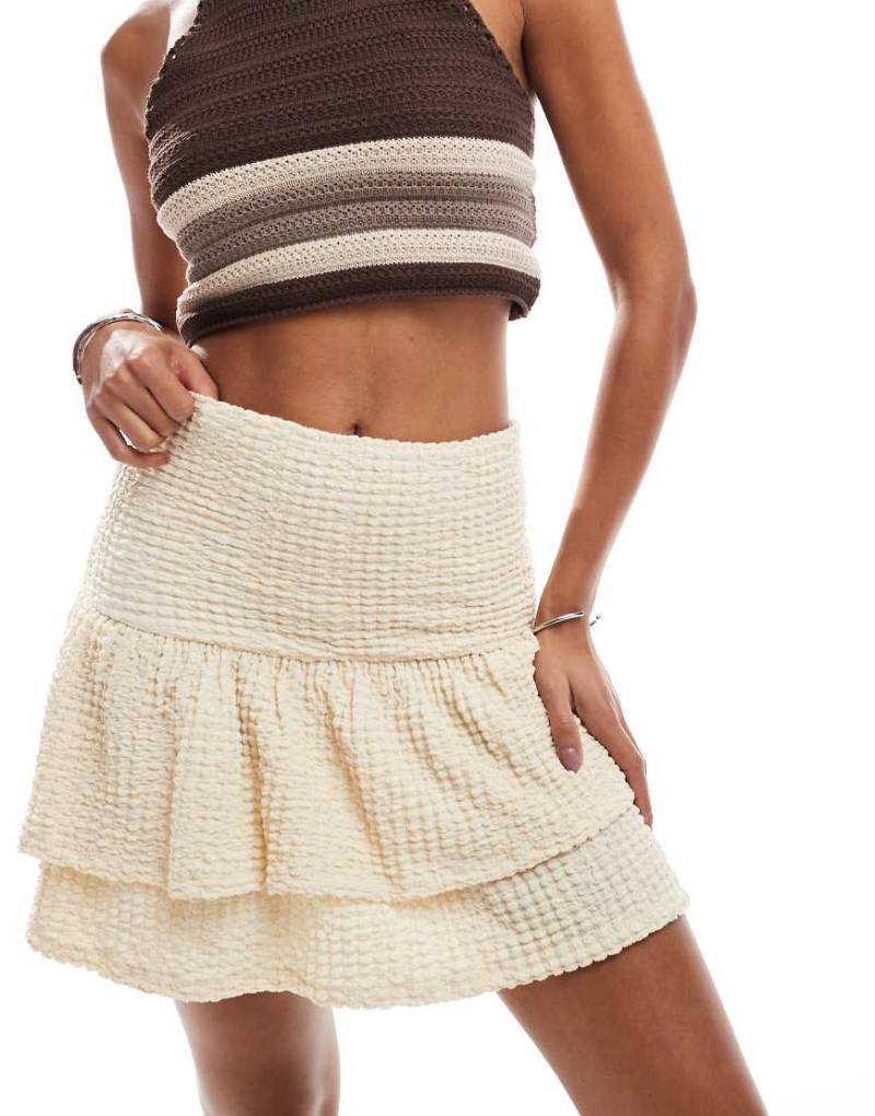 ASOS DESIGN - Gestufter Minirock in Ecru mit tiefem Saumdetail-Weiß von ASOS DESIGN