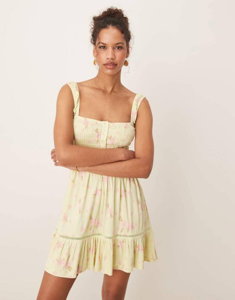 ASOS DESIGN - Gestuftes, gesmoktes Minikleid in Grün mit eckigem Ausschnitt, Spitzeneinsätzen und Blümchenmuster-Bunt von ASOS DESIGN