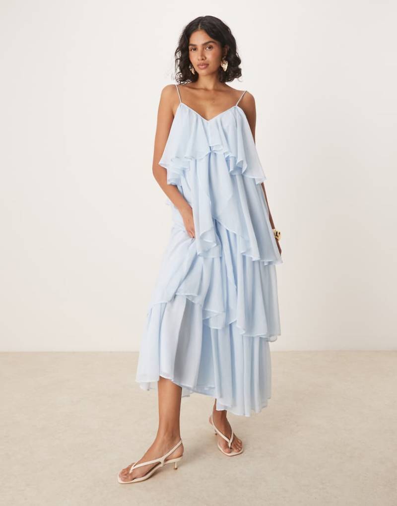 ASOS DESIGN - Gestuftes, mehrlagiges Maxi-Trägerkleid in Staubblau von ASOS DESIGN