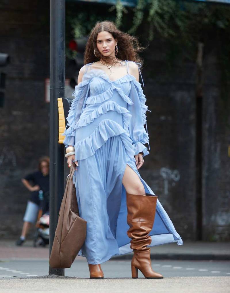 ASOS DESIGN - Gestuftes, schulterfreies Maxikleid mit Rüschen in Mittelblau von ASOS DESIGN