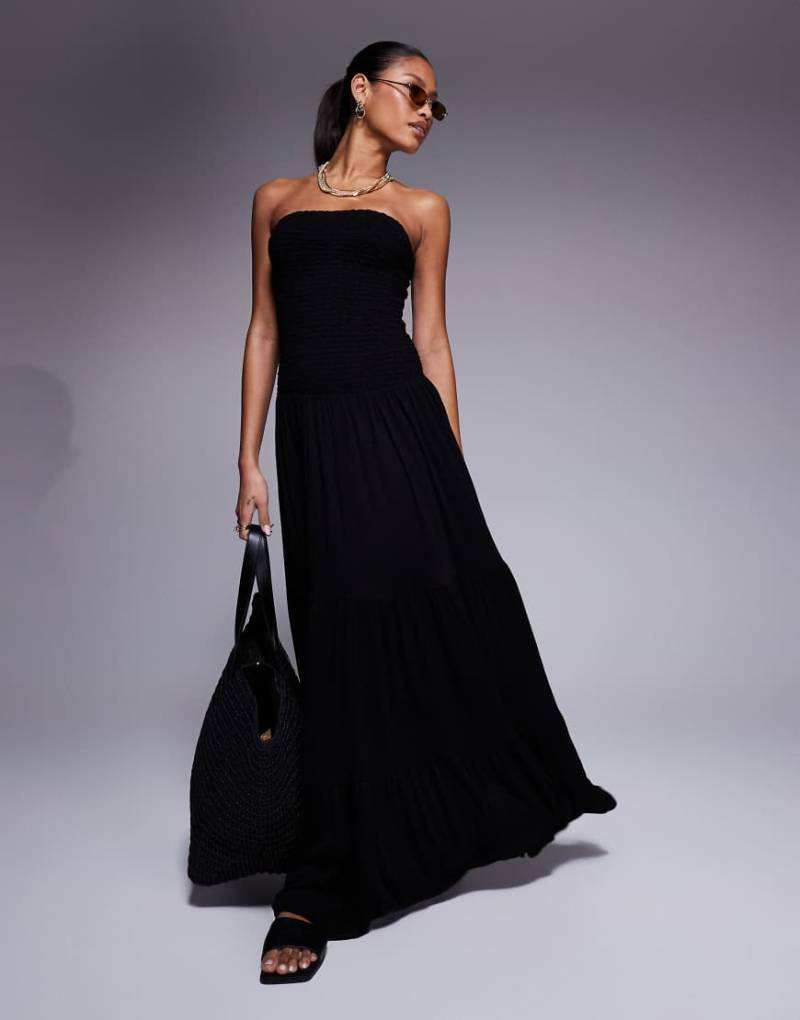 ASOS DESIGN - Gestuftes, trägerloses Maxikleid in Schwarz mit Knitterstruktur und gesmoktem Oberteil von ASOS DESIGN